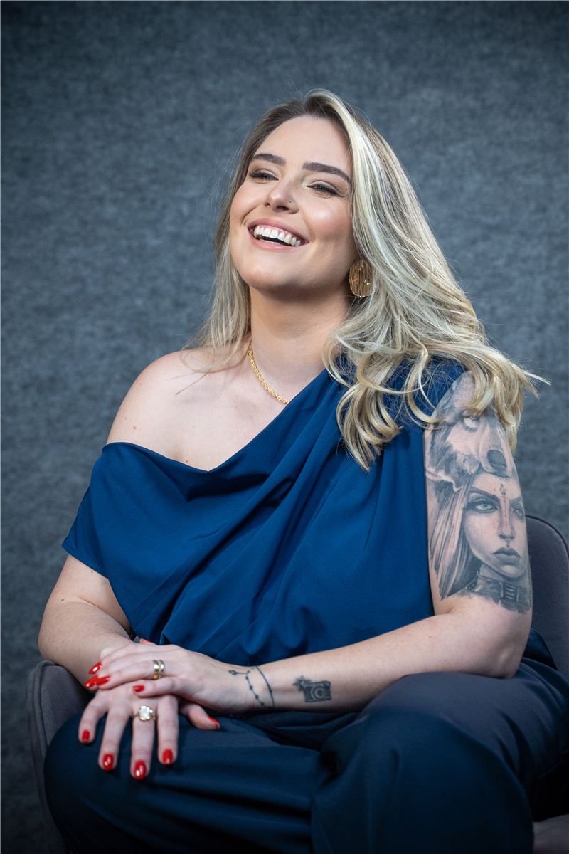 Raphaela Spellmeier sorrindo, de blusa azul