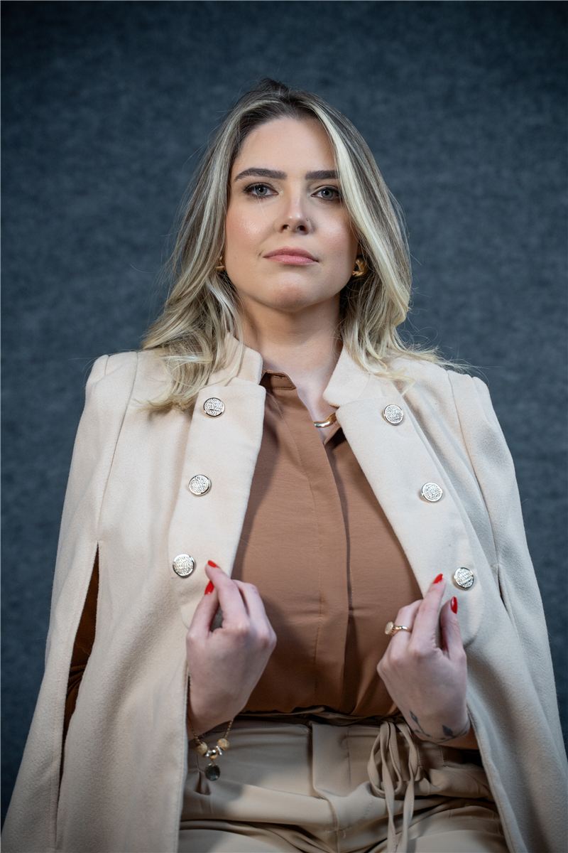 Raphaela Spellmeier de blazer claro