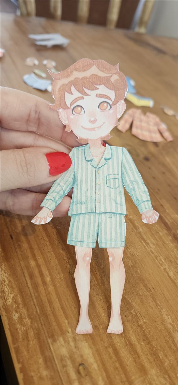 Boneco Lucas recortado, vestido de pijama listrado