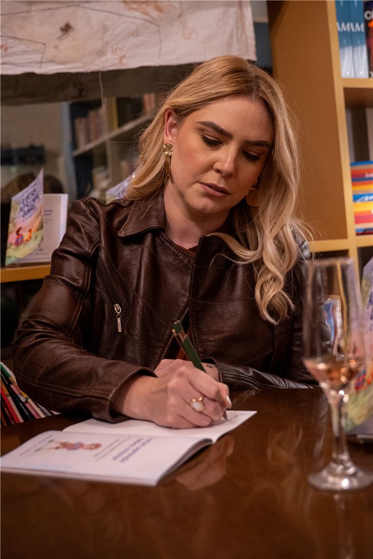 Raphaela Spellmeier autografando o livro no lançamento
