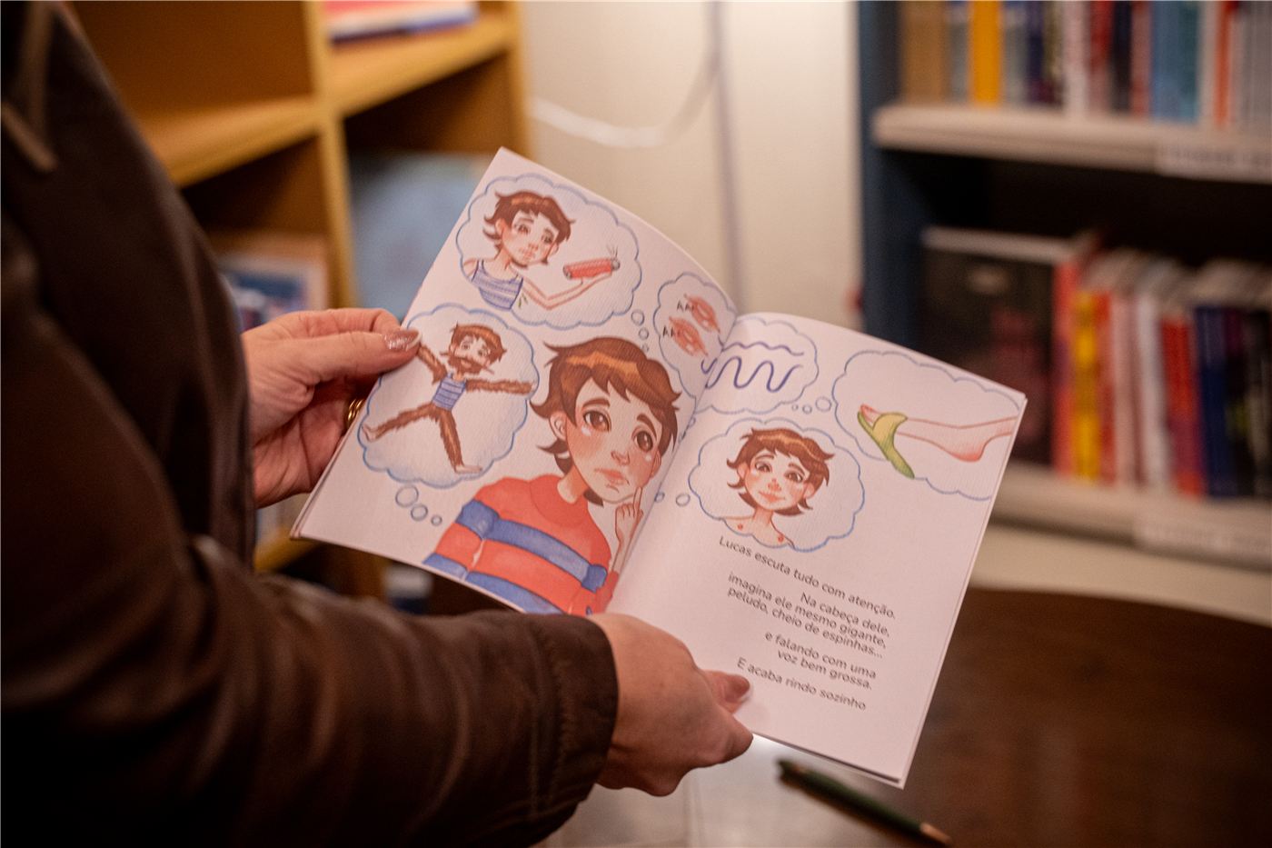 Livro aberto na página em que o Lucas imagina as mudanças do corpo