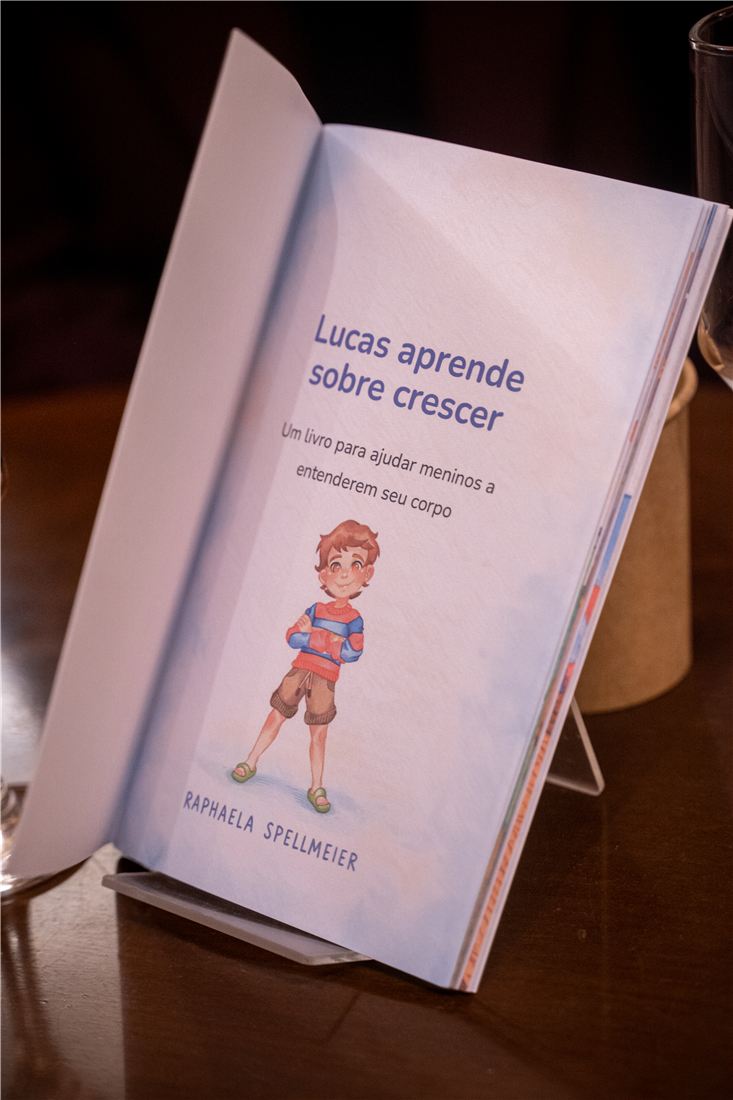 Livro Lucas aprende sobre crescer exposto numa estante